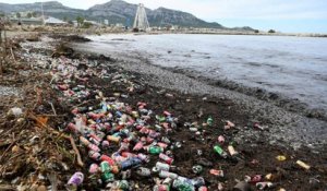 A Marseille, les pluies diluviennes ramènent les poubelles  sur la plage