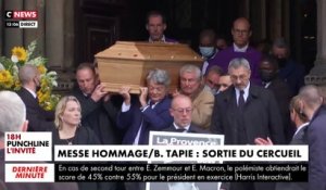 Regardez la sortie, sous les applaudissements, du cercueil de Bernard Tapie de l'église Saint-Germain-des-Prés à Paris - VIDEO