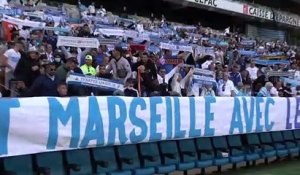 Le supporters de l'Olympique de Marseille rendent hommage à Bernard Tapie