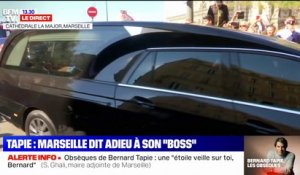 Obsèques de Bernard Tapie: le corbillard s'avance en direction du cimetière de Mazargues sous l'ovation des supporters
