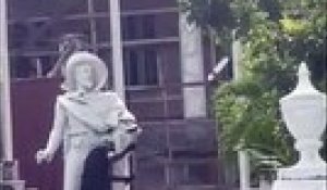 Un homme détruit une statue de Christophe Colomb à la masse en pleine journée (Bahamas)