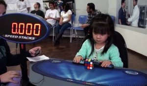 Une fille de 3 ans résout rapidement un Rubik's Cube