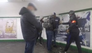 "Crack, l'enfer de la drogue": pour surprendre des ventes de crack en flagrant délit, cette brigade parisienne intervient principalement dans le métro
