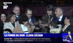 À un mois de Noël, la chanteuse Clara Luciani illumine les Champs-Élysées