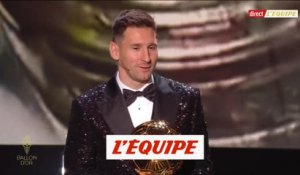 Messi reçoit le trophée des mains de Suarez - Foot - Ballon d'Or