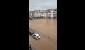 Bayonne: soutenue par les fortes précipitations, la Nive sort de son lit