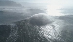 Portugal : un surfeur en sauve un autre, pris dans les vagues immenses de Nazaré