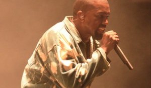 Kanye West se transforme en Père Noël pour sa ville natale