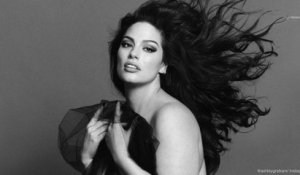 Ashley Graham pose nue avec la silhouette de ses jumeaux dessinée sur son ventre