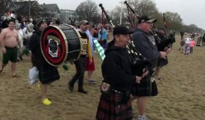 Les nageurs de Boston n'ont pas froid aux yeux avec la première baignade de l'année