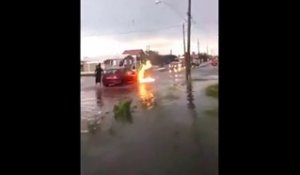 Il roule dans une rue inondée et sa voiture prend feu... comment c'est possible