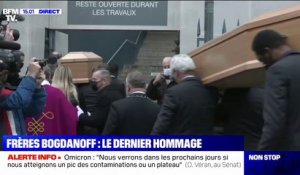Les cercueils des frères Bogdanoff entrent dans l'église de la Madeleine