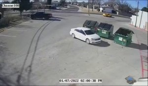 Une femme a été filmée en train de jeter son bébé vivant dans une benne à ordures