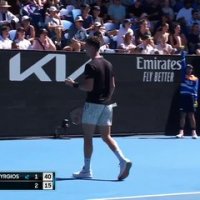 Kyrgios offre sa raquette à un enfant touché par une balle perdue