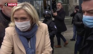 Marine Le Pen huée à son arrivée à Brest