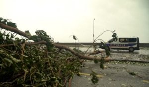 Cyclone Batsirai à la Réunion : douze blessés, «le pire n’est pas passé», selon le préfet
