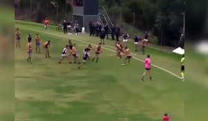 Ce joueur de football australien sauve une petite fille sur le terrain