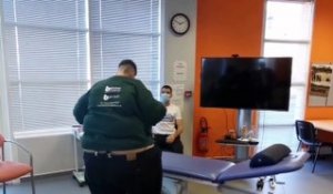 Saint-Etienne : des soignants testent une combinaison qui permet de se mettre dans la peau d'une personne obèse