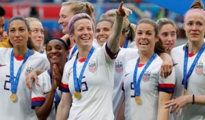 « Une grande victoire pour nous, pour les femmes en général» : les joueuses de foot américaines obtiennent l'égalité des salaires avec les hommes