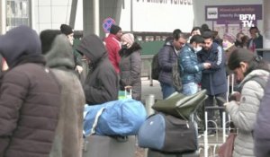 À l'aéroport de Kiev, des Ukrainiens souhaitant quitter le pays bloqués par la paralysie du trafic aérien