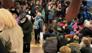 Face aux bombardements, des centaines d’Ukrainiens se réfugient dans le métro à Kharkiv