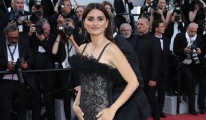 Cannes 2018 : la robe coincée et les bretelles capricieuses de Penélope Cruz
