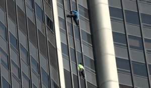 Paris : deux hommes vêtus aux couleurs de l’Ukraine escaladent la tour Montparnasse