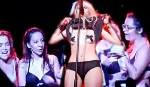 Vidéo : Taylor Momsen montre ses seins et sa culotte à ses fans en topless !