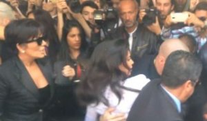 Exclu Vidéo : Kim Kardashian : grosse frayeur... Un individu se jette sur elle au défilé Balmain !