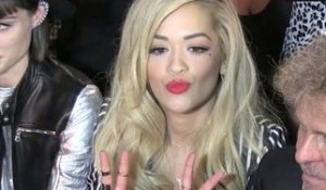 Exclu Vidéo :  malgré sa "timidité" Rita Ora attire tous les regards au défilé "Diesel Black Gold" à New York !