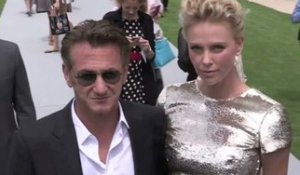 Exclu Vidéo : Charlize Theron et Sean Penn : complices et très "in love" lors du défilé Dior !