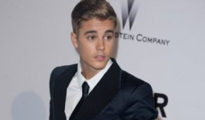 Exclu Vidéo : Justin Bieber trop craquant en costume pour l'amfAR gala à Cannes !