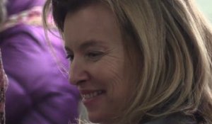 Vidéo : Valérie Trierweiler : l'ex du président dévoile ses talents de vendeuse pour la bonne cause !