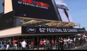 VIDEO PUBLIC : Spécial Cannes 2009 avec Cindy Fabre " Trop contente de monter les marches " et Pierre Sarkozy près d’Aishwarya Rai à la soirée...