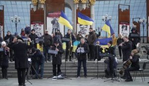 En Ukraine, l'orchestre classique de Kiev donne un concert place Maïdan