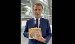 Emmanuel Macron s'adresse aux écoliers, pour la rentrée des classes, avec un portrait de McFly et Carlito à la main