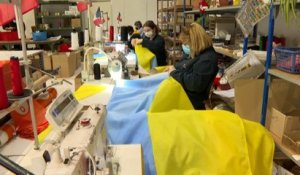 Avec la guerre, les fabricants français croulent sous les demandes de drapeaux ukrainiens