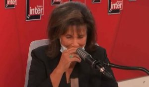 France Inter : Anne Sinclair, émue par les louanges d'une fan, verse des larmes