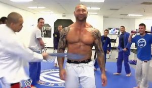 La star de la WWE Batista reçoit sa ceinture violette de jiu-jitsu lors d'une cérémonie qui fait mal