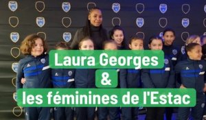 L'internationale de foot Laura Georges et son fan club