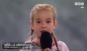 Guerre en Ukraine - La fillette qui avait chanté « La reine des neiges » dans un bunker à Kiev a repris l’hymne ukrainien devant un stade plein en Pologne - VIDEO