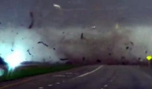 Les images incroyables d'un pick-up pris dans une tornade