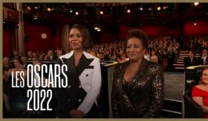 Les  maîtresses de cérémonie remettent leurs lots de consolation - Oscars 2022