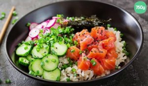 Poke bowl au saumon, radis, concombre et algues nori