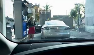 Elle tente de mettre de l'essence dans une Tesla