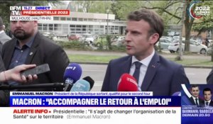 Pour Emmanuel Macron, Marine Le Pen "raconte des carabistouilles" sur l'Europe
