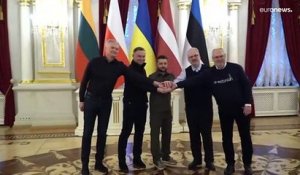 Les présidents baltes et polonais sur des lieux de "douleur et de souffrance" en Ukraine