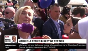 Regardez Marine Le Pen interpellée par une femme voilée lors de son déplacement ce matin à Pertuis, dans le Vaucluse - VIDEO