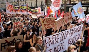 Présidentielle : des milliers de manifestants rassemblés à Paris contre l'extrême-droite, des heurts en fin de cortège