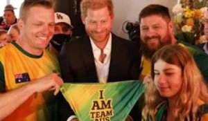 'Pas un autre!' Le prince Harry rougissant reçoit un cadeau effronté à son arrivée aux Pays-Bas